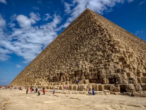 Height of the Khufu pyramid is 147 m.