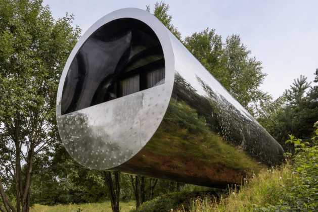 Russian Quintessential: Cantilever Pipe-Shaped Holiday Home